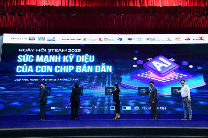 Học sinh trải nghiệm công nghệ chip bán dẫn tại STEAM Day 2025: Tiên phong mở lối tương lai